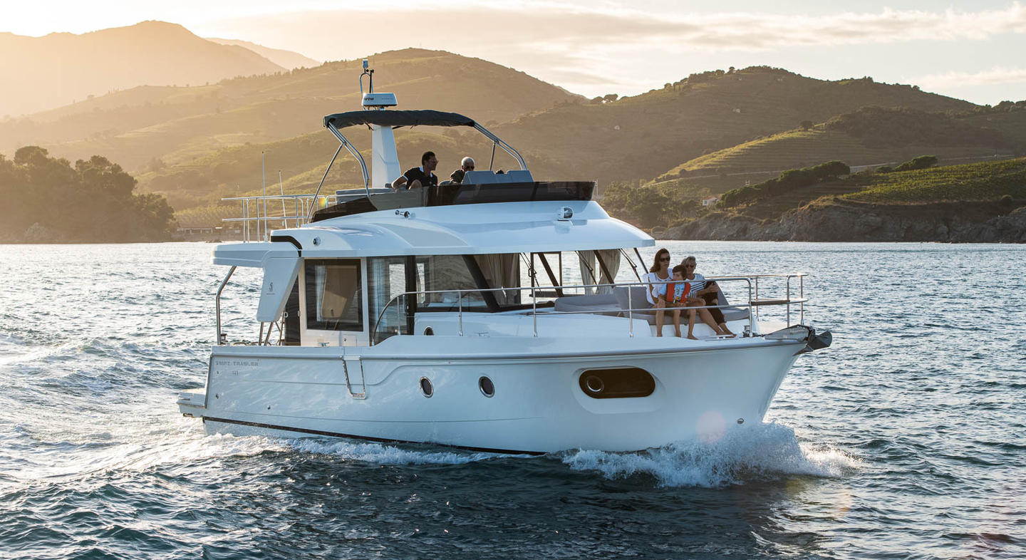 BENETEAU Swift Trawler 41 Fly 在庫艇入荷のお知らせ